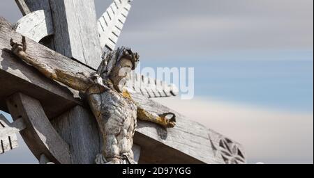 SIAULIAI, LITUANIA - 12 LUGLIO 2015: Statua in legno di Gesù Cristo sulla collina delle croci a Siaulai, Lituania Foto Stock