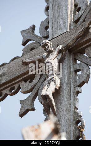 Crocifisso con una figura lignea di Gesù Cristo sulla collina delle croci a Siaulai, Lituania Foto Stock