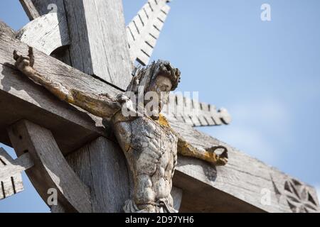 SIAULIAI, LITUANIA - 12 LUGLIO 2015: Statua in legno di Gesù Cristo sulla collina delle croci a Siaulai, Lituania Foto Stock