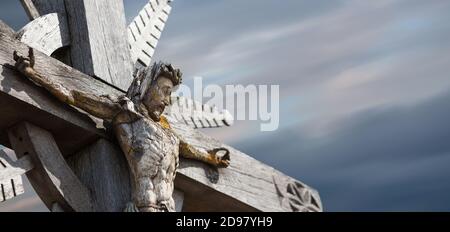 SIAULIAI, LITUANIA - 12 LUGLIO 2015: Statua in legno di Gesù Cristo sulla collina delle croci a Siaulai, Lituania Foto Stock