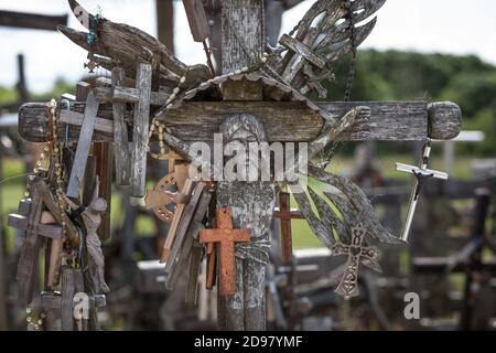 SIAULIAI, LITUANIA - 12 LUGLIO 2015: Collina delle croci è un monumento unico di storia e di arte popolare religiosa e il più importante cattolico lituano Foto Stock