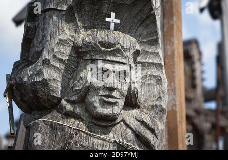 SIAULIAI, LITUANIA - 12 LUGLIO 2015: Collina delle croci è un monumento unico di storia e di arte popolare religiosa e il più importante cattolico lituano Foto Stock