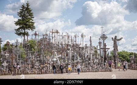 SIAULIAI, LITUANIA - 12 LUGLIO 2015: Collina delle croci è un monumento unico di storia e di arte popolare religiosa e il più importante cattolico lituano Foto Stock