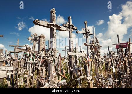 SIAULIAI, LITUANIA - 12 LUGLIO 2015: Collina delle croci è un monumento unico di storia e di arte popolare religiosa e il più importante cattolico lituano Foto Stock