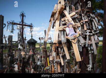 SIAULIAI, LITUANIA - 12 LUGLIO 2015: Collina delle croci è un monumento unico di storia e di arte popolare religiosa e il più importante cattolico lituano Foto Stock