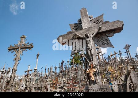 SIAULIAI, LITUANIA - 12 LUGLIO 2015: Collina delle croci è un monumento unico di storia e di arte popolare religiosa e il più importante cattolico lituano Foto Stock