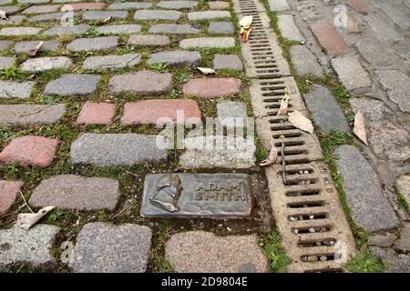 Mattone commemorativo per l'economista Adam Smith, sepolto a Canongate Kirk Burial Ground, Canongate on the Royal Mile, Edimburgo, Scozia. Foto Stock