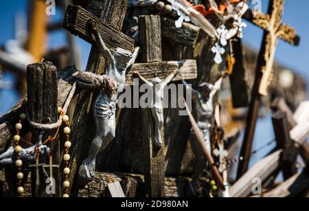 SIAULIAI, LITUANIA - 22 LUGLIO 2018: La Crocifissione di Chrisat la collina delle croci. La collina delle croci è un monumento unico di storia e di gente religiosa Foto Stock