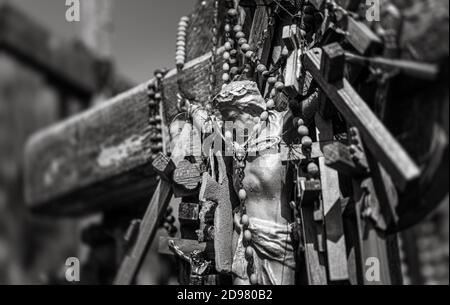 SIAULIAI, LITUANIA - 22 LUGLIO 2018: La Crocifissione di Chrisat la collina delle croci. La collina delle croci è un monumento unico di storia e di gente religiosa Foto Stock