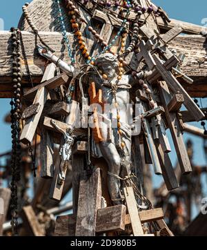 SIAULIAI, LITUANIA - 22 LUGLIO 2018: La Crocifissione di Chrisat la collina delle croci. La collina delle croci è un monumento unico di storia e di gente religiosa Foto Stock