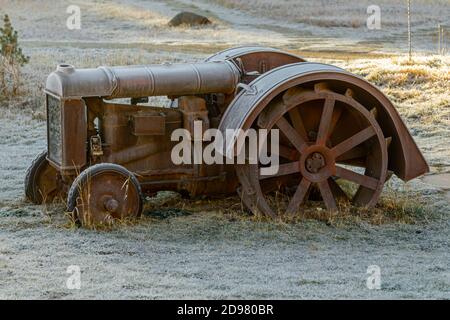 Antico trattore agricolo con ruote in acciaio Foto Stock