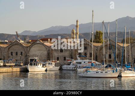 Venezianische Arsenale im Fischerhafen von Chania, Kreta, Griechenland, Europa | Veneziani / Arsenali al porto di Chania, Creta, GRE Foto Stock