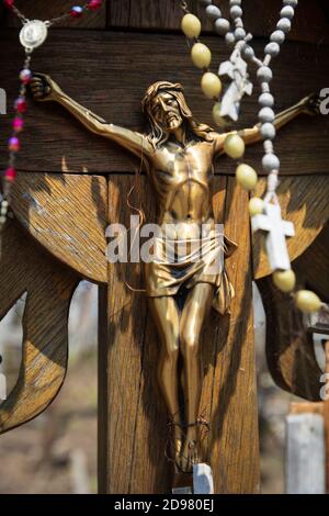 La Crocifissione di Chris alla collina delle croci a Siauliai, Lituania. La collina delle croci è un monumento unico di storia e di arte popolare religiosa Foto Stock