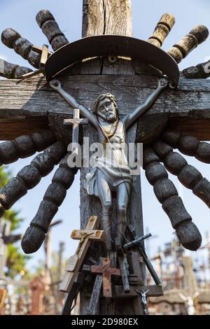 La Crocifissione di Chris alla collina delle croci a Siauliai, Lituania. La collina delle croci è un monumento unico di storia e di arte popolare religiosa Foto Stock