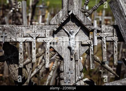 La Crocifissione di Chris alla collina delle croci a Siauliai, Lituania. La collina delle croci è un monumento unico di storia e di arte popolare religiosa Foto Stock