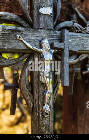 La Crocifissione di Chris alla collina delle croci a Siauliai, Lituania. La collina delle croci è un monumento unico di storia e di arte popolare religiosa Foto Stock