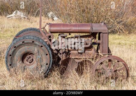 Un vecchio trattore agricolo abbandonato in Colorado Foto Stock