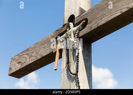 La Crocifissione di Chris alla collina delle croci a Siauliai, Lituania. La collina delle croci è un monumento unico di storia e di arte popolare religiosa Foto Stock