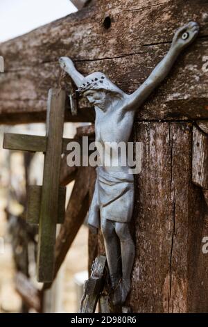 La Crocifissione di Chris alla collina delle croci a Siauliai, Lituania. La collina delle croci è un monumento unico di storia e di arte popolare religiosa Foto Stock