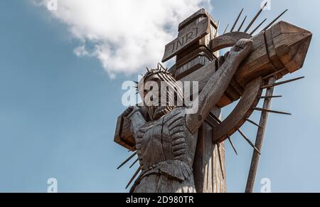 SIAULIAI, LITUANIA - 22 LUGLIO 2018: La Crocifissione di Chris alla collina delle croci. La collina delle croci è un monumento unico di storia e di folli religiosi Foto Stock