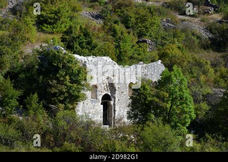 Chiesa in rovina di Sant'André (c 1213-c) nel villaggio abbandonato O rovine di Petra Castellana Castellane Alpes-de-Haute-Provence Provenza Francia Foto Stock