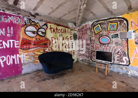 Abbandonate Graffiti Covered House interno o soggiorno con Old divano e schermo Televisin o Urbex Scene Francia Foto Stock