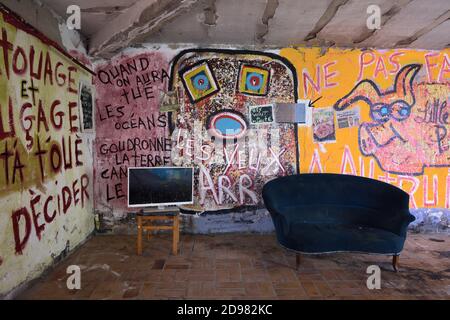 Abbandonate Graffiti Covered House interno o soggiorno con Old divano e schermo Televisin o Urbex Scene Francia Foto Stock