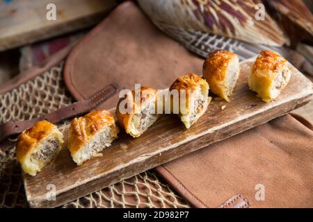 Involtini di salsiccia fagiano a base di carne di maiale tritata e fagiano tritato, erbe e spezie. Realizzato da un fagiano girato su un piccolo tiro guidato utilizzando uno shotg Foto Stock