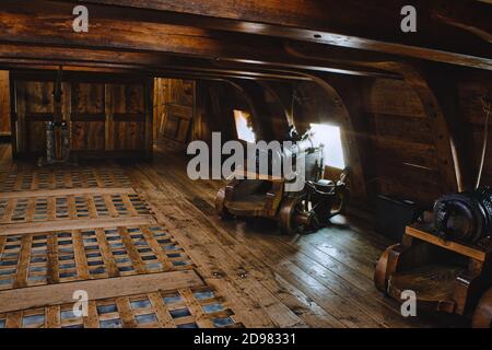 Stoccolma, Svezia - 02/22/2019: Museo Vasa, Stoccolma - interno di un ponte di pistola su una ricreazione della storica nave da guerra Vasa con cannoni Foto Stock