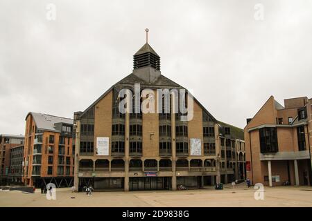 La Grand-Place di Louvain-la-Neuve. Il comune belga di Ottignies-Louvain-la-Neuve, situato nella Regione Vallone in provincia di Vallone Foto Stock