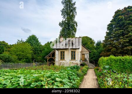 Versailles, Francia - 28 agosto 2019 : piccola casa in stile casale, nel Borgo della Regina Maria Antonietta a Versailles Foto Stock