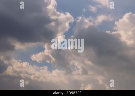 Il cielo nuvoloso e bello con la luce che splende dal sole. La morbidezza della nuvola crea una sensazione di relax. Copia spazio, fuoco selettivo. Foto Stock