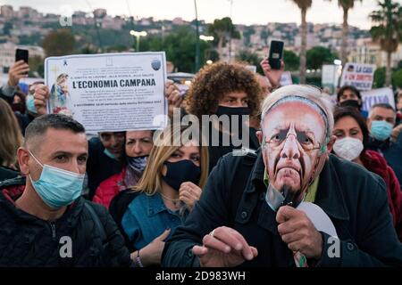 Napoli, Italia. 02 novembre 2020. Un manifestante indossa una maschera raffigurante il Governatore della Campania Vincenzo De Luca durante la protesta. I lavoratori protestano contro le misure restrittive adottate dal Governo a causa dell'aumento delle infezioni da Covid19. Credit: SOPA Images Limited/Alamy Live News Foto Stock