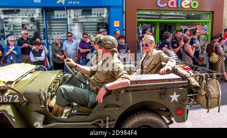 SAINTE MERE L'EGLISE, FRANCIA - 6 GIUGNO 2019. Celebrazione del D-DAY, sbarco armato, fine della seconda guerra mondiale in Normandia, con l'aiuto di paesi alleati. Foto Stock