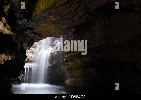 Cascata nella grotta Smoo Foto Stock