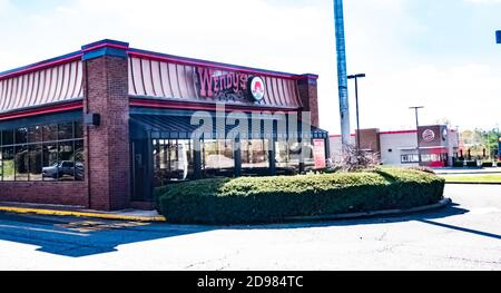 Esterno dell'edificio del ristorante fast food Wendy's. Con una vista del paesaggio esterno nel parcheggio. Foto Stock