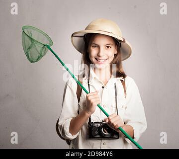 piccolo esploratore che tiene una rete di farfalla Foto Stock