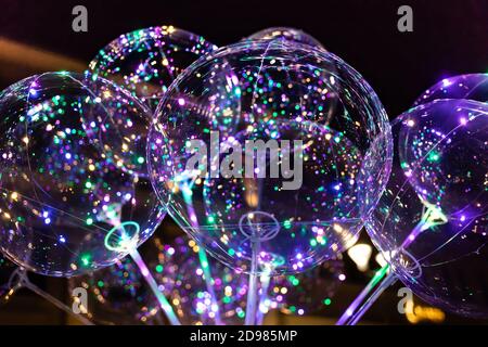 Palloncini trasparenti con multi-colore luci all'interno Foto stock - Alamy
