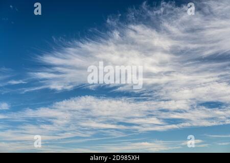 nuvole di cirrus sfilacciate su cielo blu profondo Foto Stock