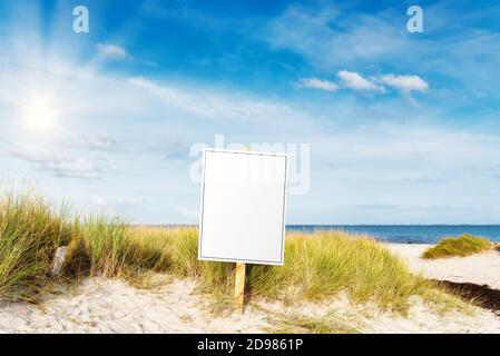 cartello vuoto con spazio di copia su ampia spiaggia sabbiosa contro mare e cielo blu Foto Stock