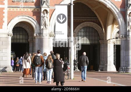 Amsterdam, Paesi Bassi. 03 Nov 2020. I visitatori aspettano in fila per entrare nel Rijksmuseum in mezzo alla pandemia di Coronavirus il 3 novembre 2020 ad Amsterdam, Paesi Bassi. La città di Amsterdam ha ora uno dei peggiori tassi di infezione del Covid-19 in Europa. Il primo ministro olandese Mark Rutte ha annunciato oggi, in prima serata, nuove misure che ci si aspetta da tutti i musei e i teatri saranno chiusi, coprifuoco e blocco regionale. (Foto di Paulo Amorim/Sipa USA) Credit: Sipa USA/Alamy Live News Foto Stock