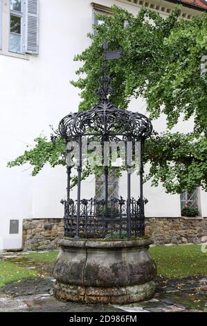 Vecchio pozzo vicino al castello di Maribor Foto Stock
