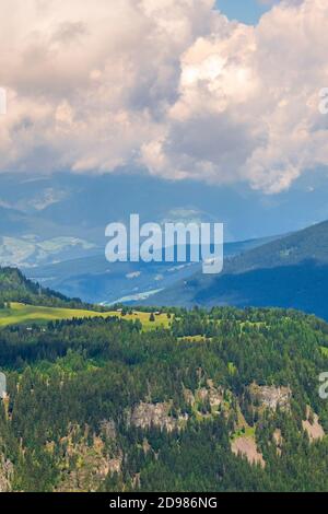 Vista su una splendida montagna rocciosa Foto Stock