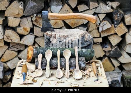 Spoon Carvers Strumenti e cucchiai intagliati a mano, Regno Unito Foto Stock