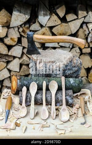 Spoon Carvers Strumenti e cucchiai intagliati a mano, Regno Unito Foto Stock