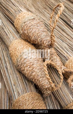 Scopa rustica in vendita su bancarella di mercato in India. Foto Stock