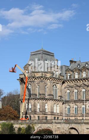 Piattaforma di accesso Cherry Picker al lavoro, Bowes Museum, Barnard Castle, County Durham, Regno Unito Foto Stock