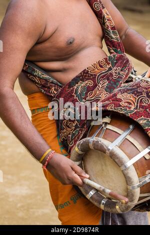 L'uomo indiano che gioca tamburo durante il festival del tempio in Kerala Foto Stock