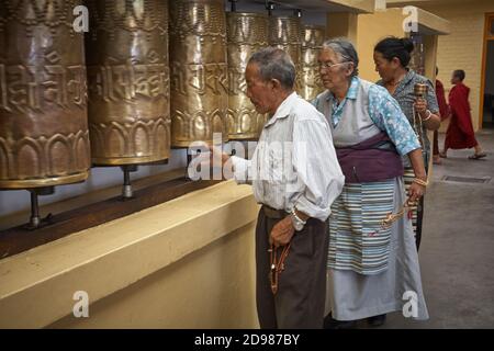 Dharamsala, India 2009 luglio. Persone che girano le ruote di preghiera in un tempio buddista a Mcleod Ganj, il piccolo Lhasa. Foto Stock