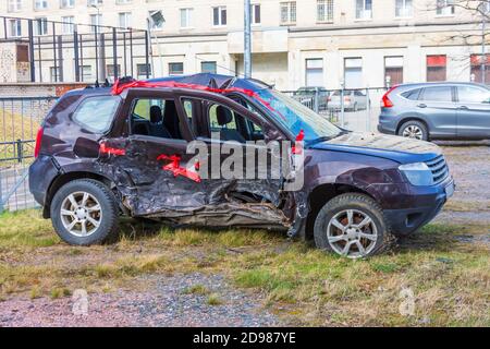 Auto distrutta dal lato destro dopo un grave incidente con un corpo distorto e finestre rotte, dopo una potente vista laterale soffio Foto Stock